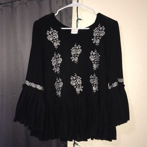 BLACK BLOUSE W/ WHITE DETAILING